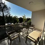 Semesterbostad House Side